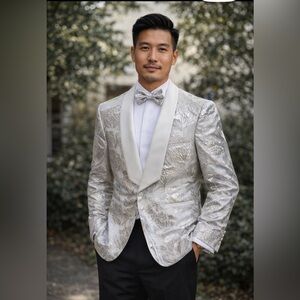 Elegant Silver Tux Blazer w/bow Tie for Men NWT size 40S hurry and purchase.